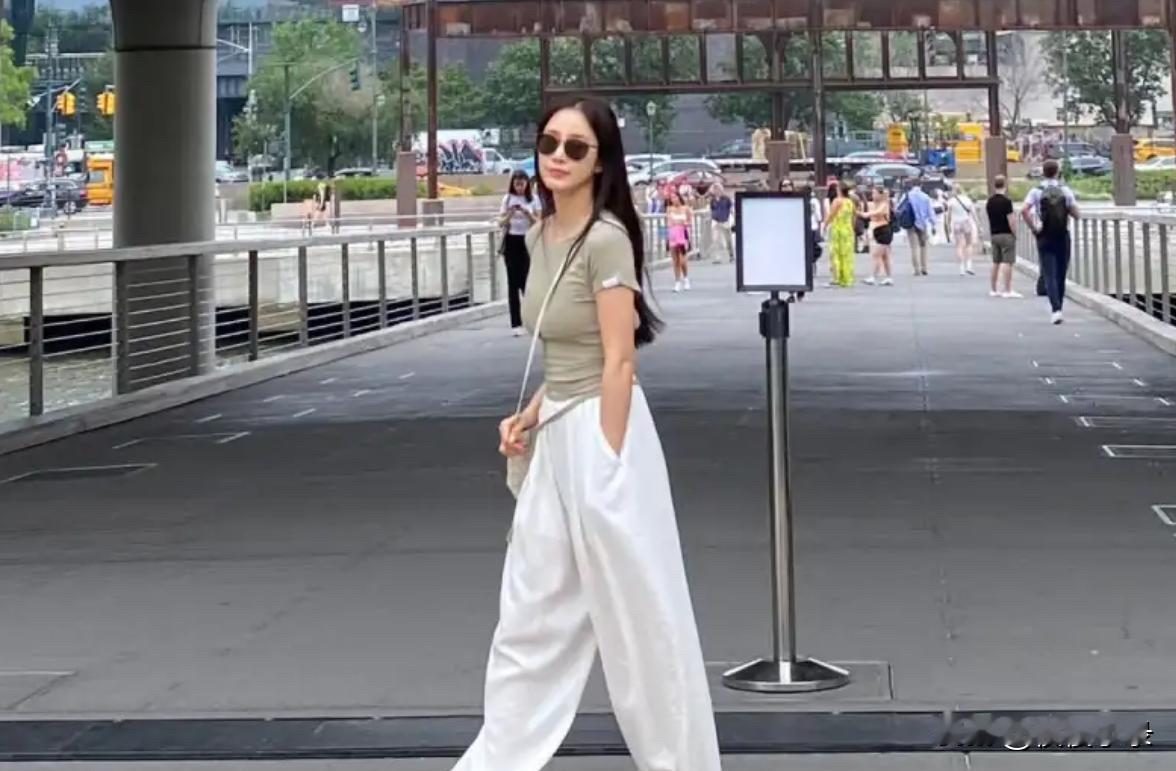 韩国女星金泰熙在自己的个人社交账号上晒出了她的最新照片，这也是金泰熙时隔两年的第