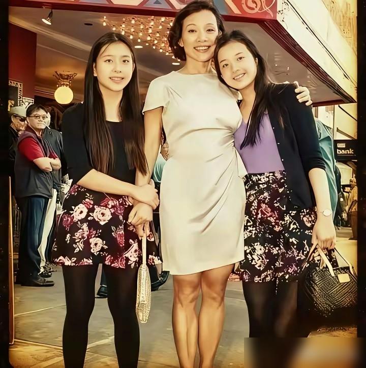 陈冲的大女儿哈佛毕业，风光无限，可她那对被“转送”出去的双胞胎养女，今年也快30