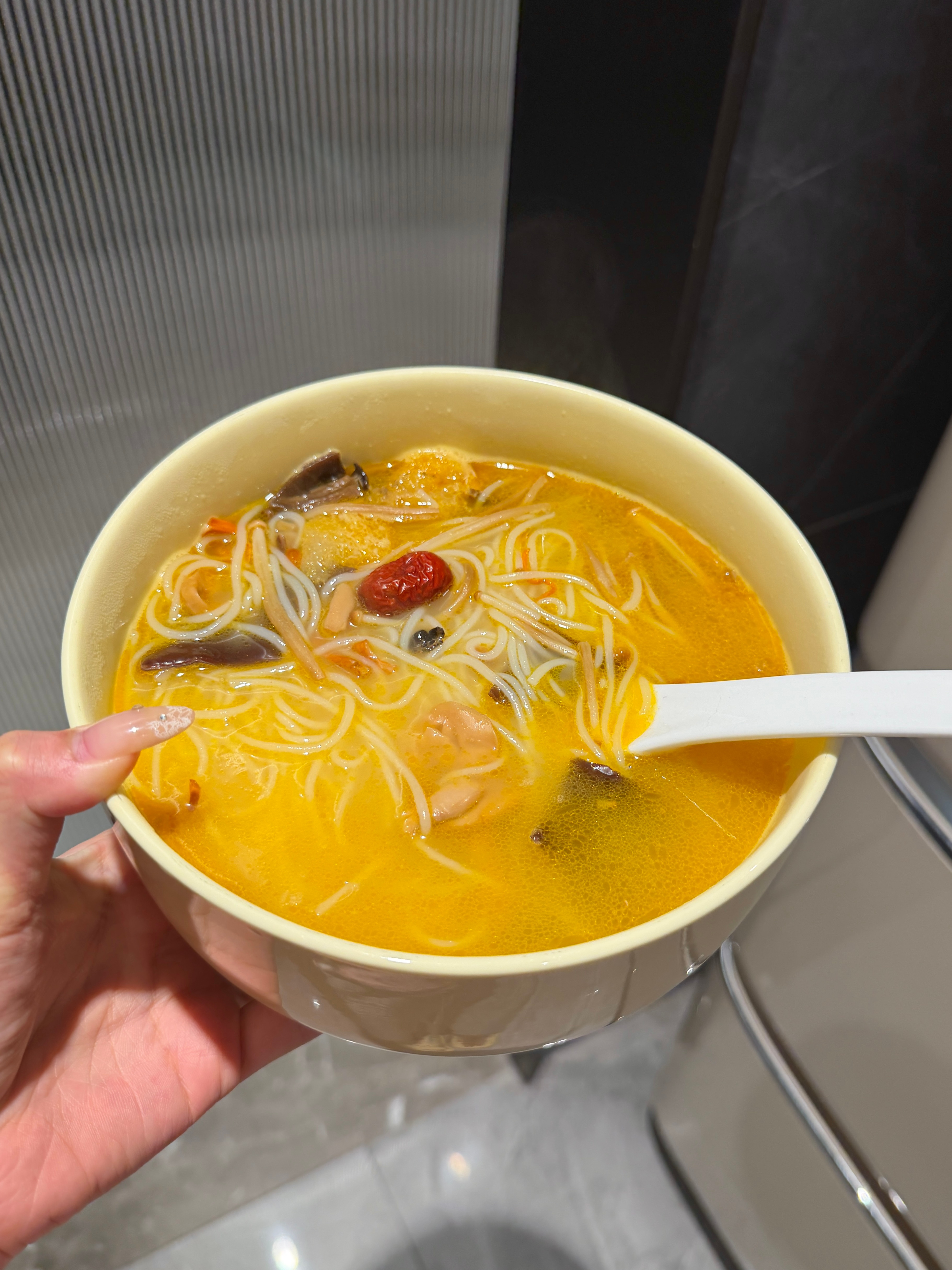 我晚上吃的这个口味的满小饱米线 比较清淡 没有原味的那种酸 喜欢菌类的宝可以尝试