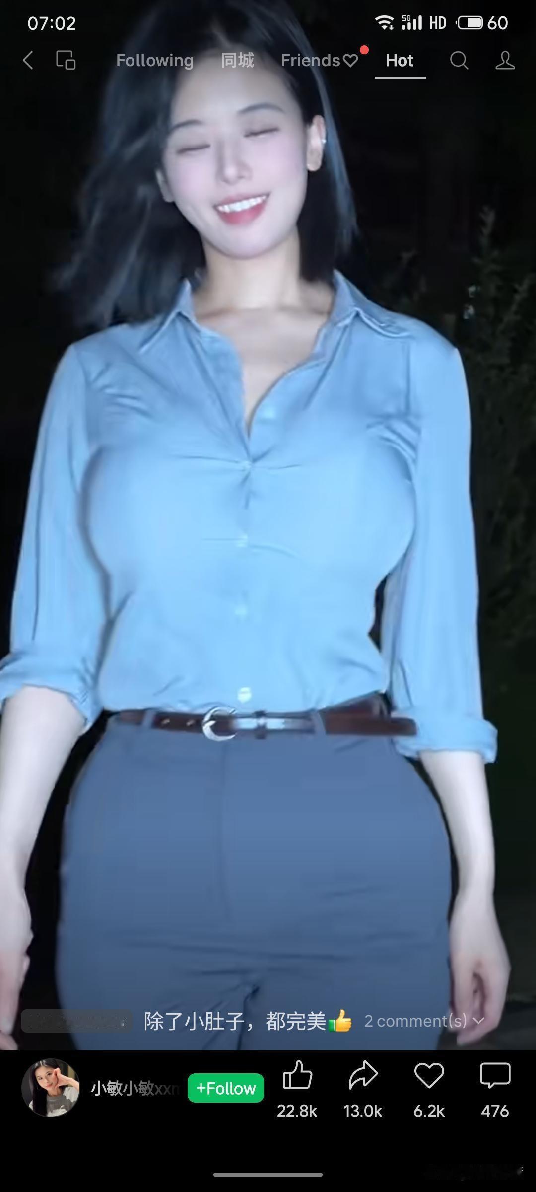 为什么上班要穿统一的工作服？
因为确实很美。
这种工作服符合人体工程学，可以让你