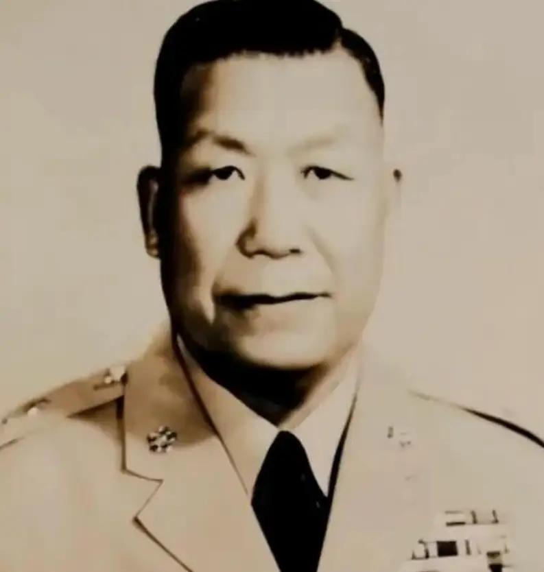 1949年，蒋介石下令炸废青岛，刘安祺接令后沉默不语，转头却把亲信叫进屋里，关上