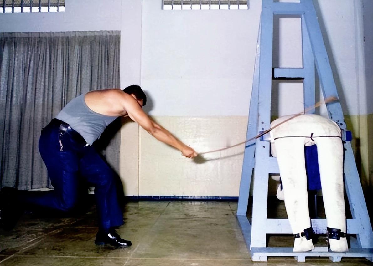 新加坡动真格了！诈骗犯以后要挨鞭子，最少6下最多24下，就从12月30日这天开始