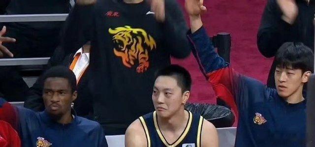 胡明轩表情惹争议！今天晚上广东男篮对阵浙江男篮的比赛，徐杰在本场比赛迎来复出，他