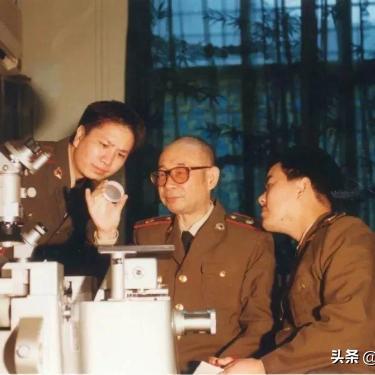 我国导弹为何如此精准？全靠这位身穿5元背心的老人！他用18月就破解了“钱学森密码