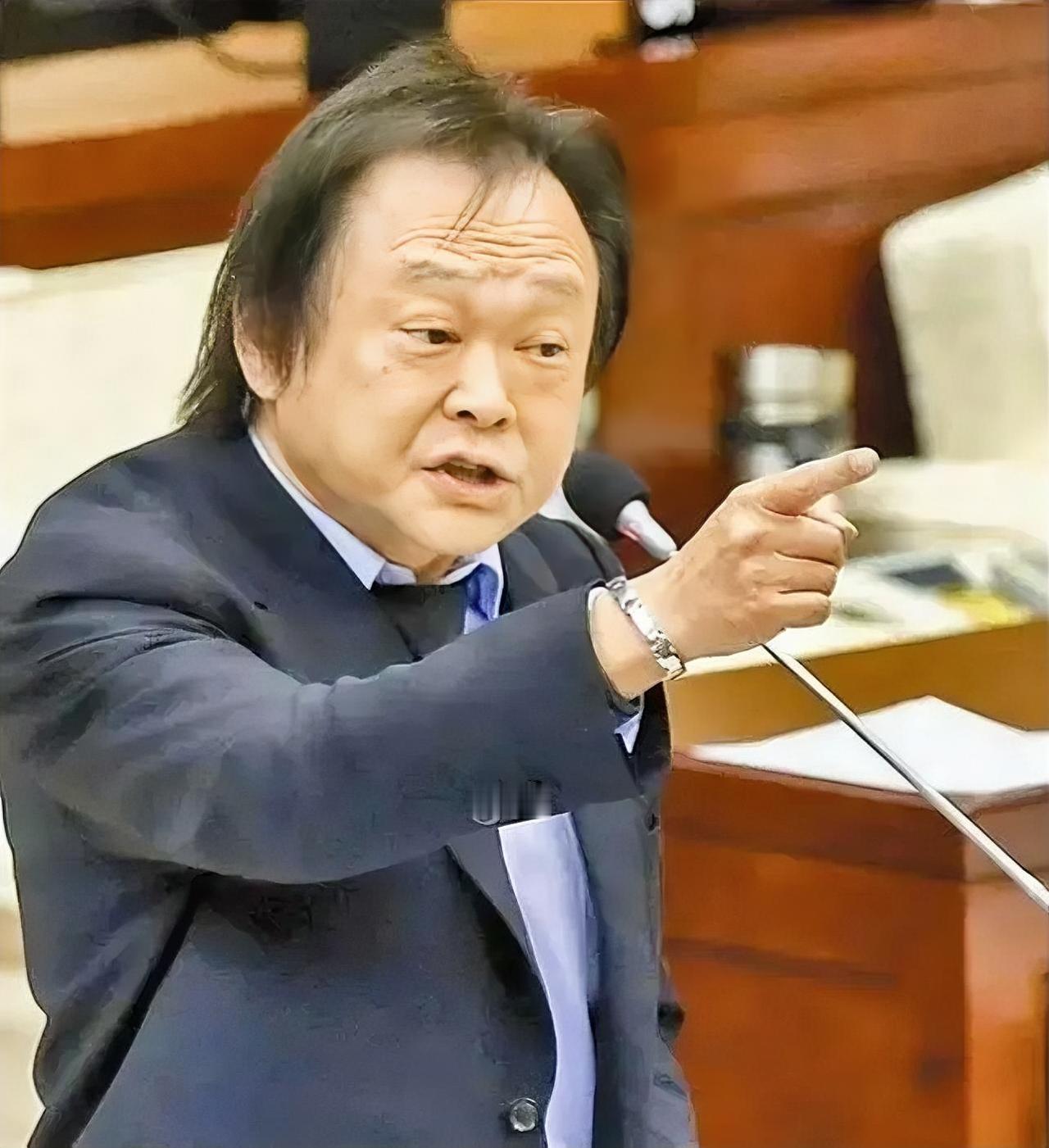 他在立法院骂最凶，
可当年把同志送进刑场的，
正是他爸……王明德

事情发生在1