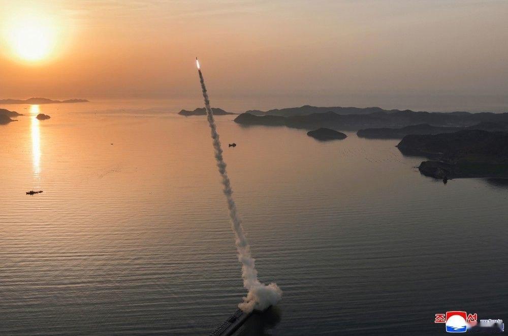 朝鲜试射5枚火星-11D战术弹道导弹，配备新式集束弹头。5枚导弹向东海岸外目标区