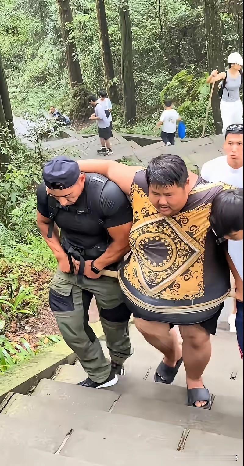 感觉网红良子这次是真离封号不远了！近日体重343斤良子跟着两名健身教练一起爬峨眉