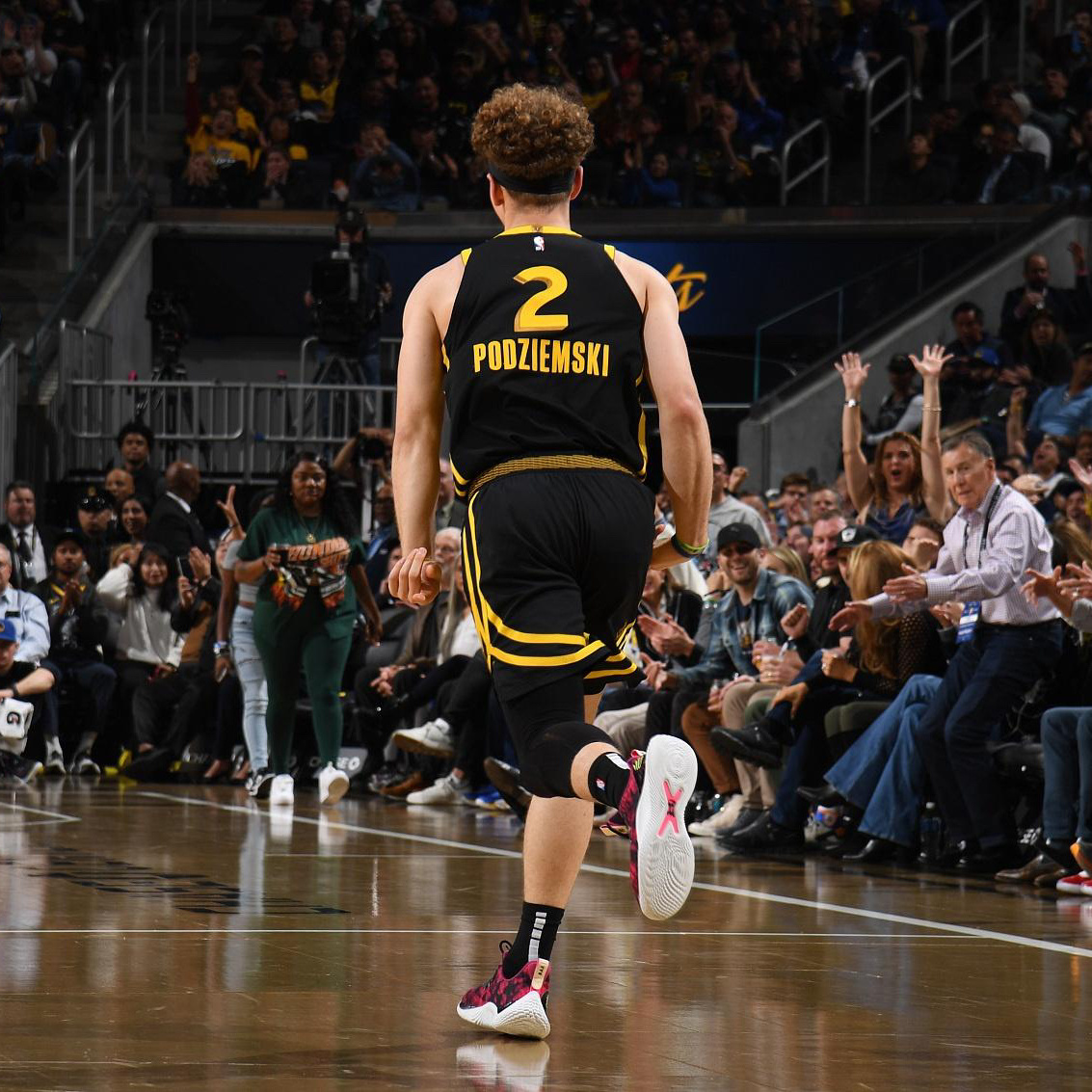 谈到波杰姆斯基和取胜，维金斯说：“他是一名全面的后卫，他能做任何事情，比如抢篮板