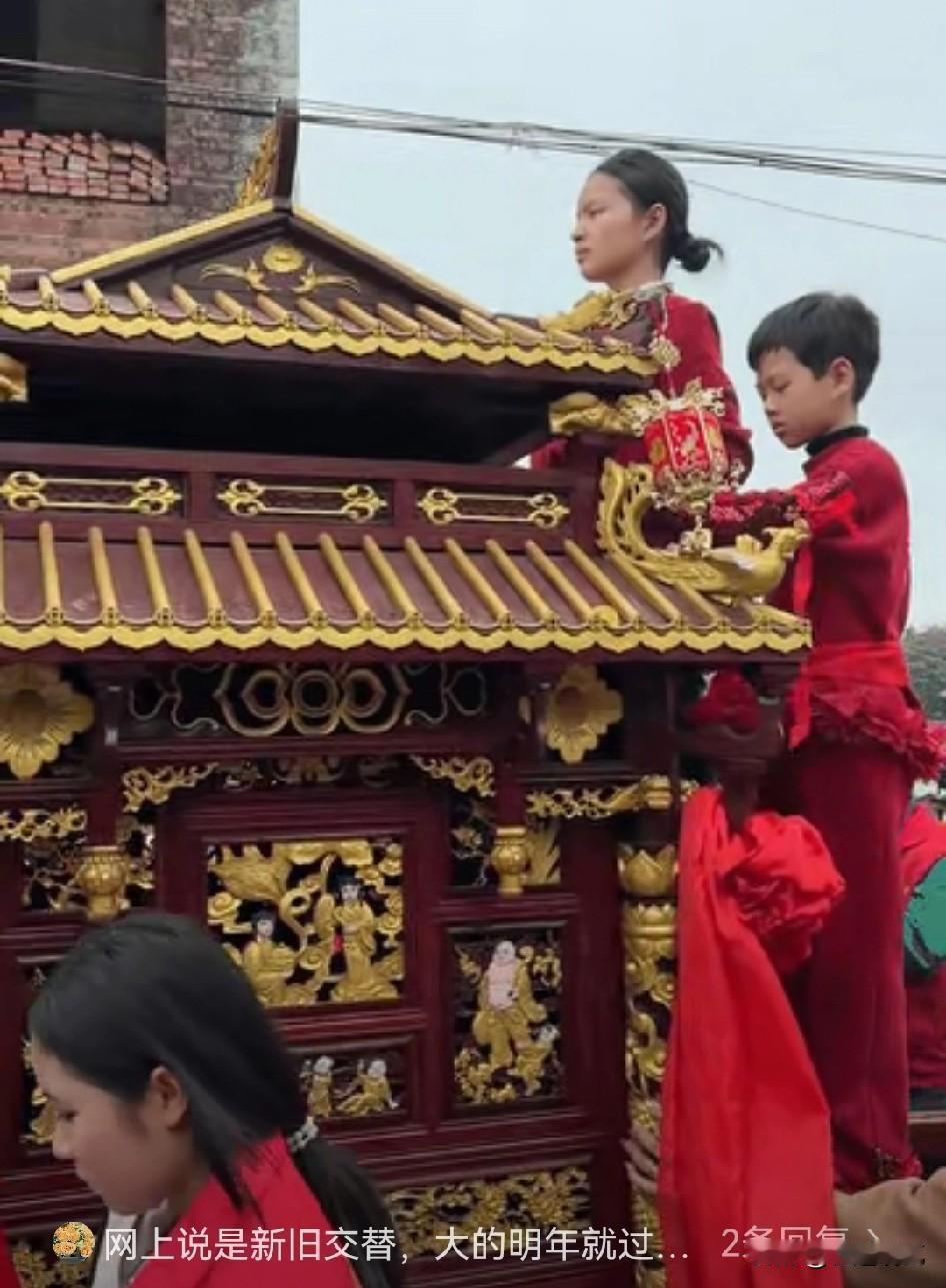 看出来了，
妈祖巡游双女童，各方都没有错，
10岁的女童许某涵看见巡游轿非得爬上