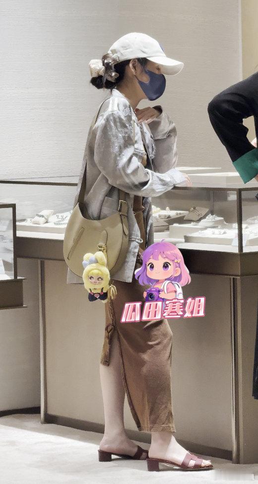 张碧晨和朋友逛珠宝店 近日张碧晨被拍到与朋友一同逛珠宝店，她悠闲地倚靠在商品展柜