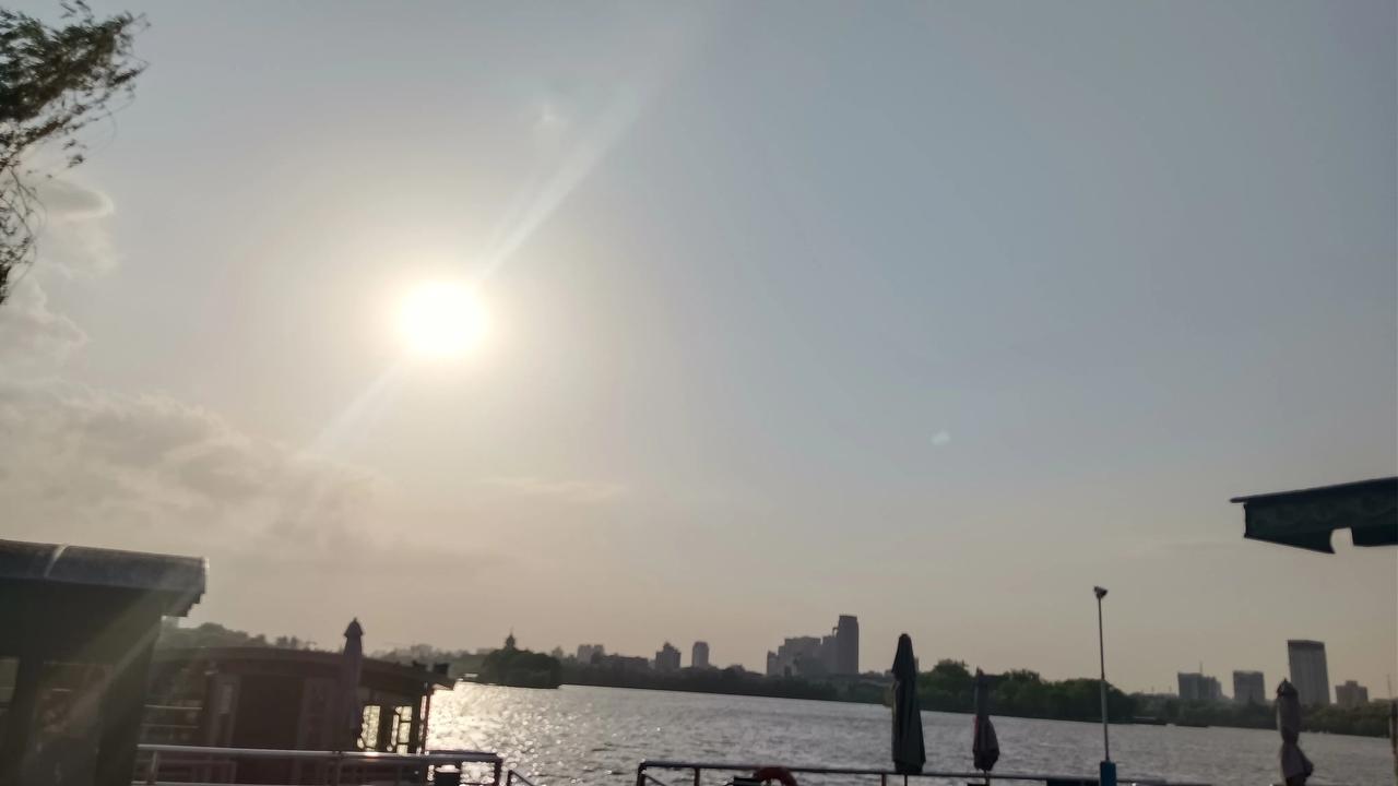 在单位千万要记住
不能把同事当着朋友
在利益面前 会使你明白
他会千方百计的搞死