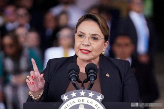 绝不回头！洪都拉斯女总统霸气放话：明年准时交权，不给美国擦鞋
 
圣诞季的特古西