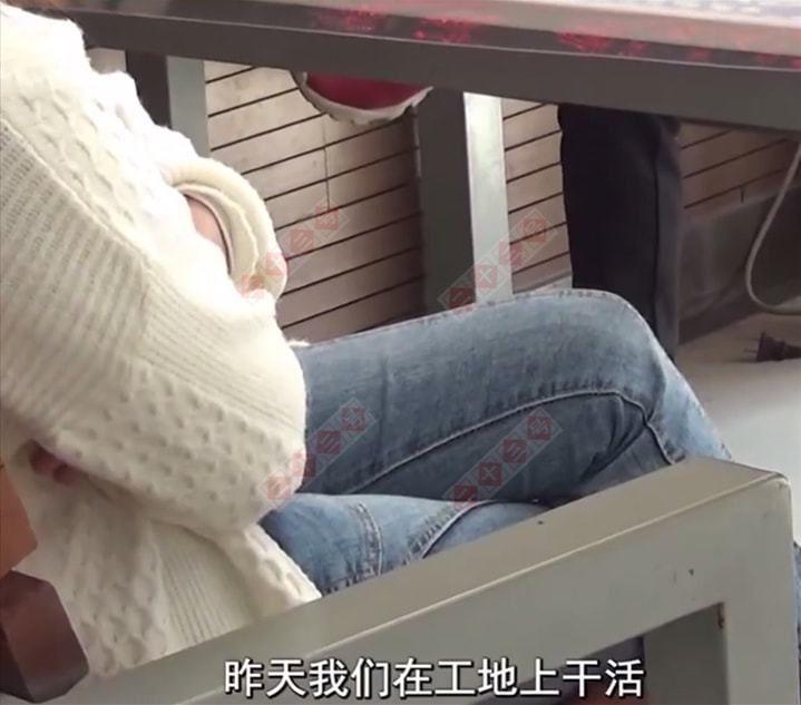 一女工工地上撞见一男工随地撒尿，嫌晦气向对方索赔，在民警的协调下索赔成功，如何看