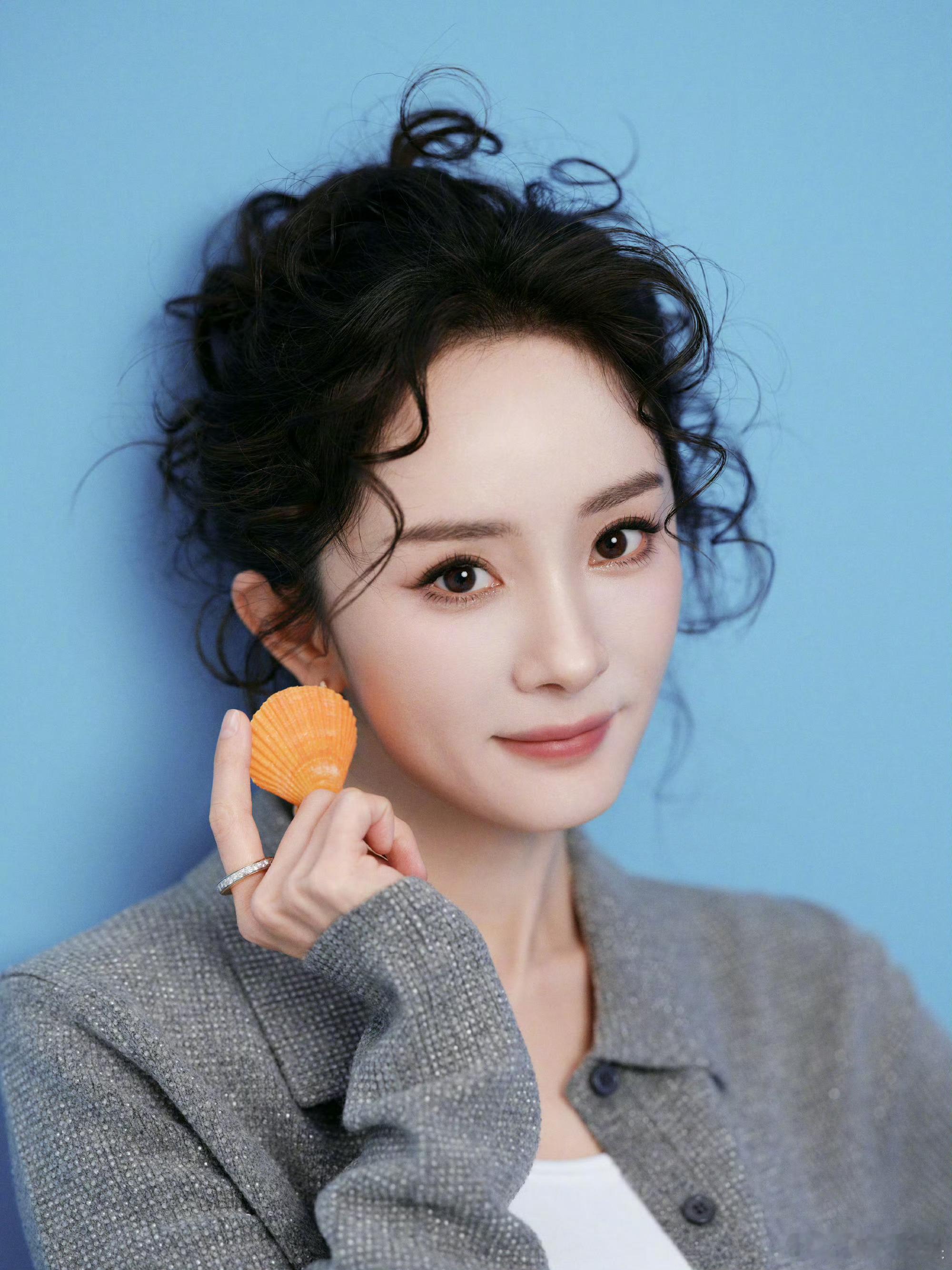 杨幂小波浪卷毛杨幂灰色系穿搭杨幂灰色系穿搭，萌，[送花花][送花花] ​​​