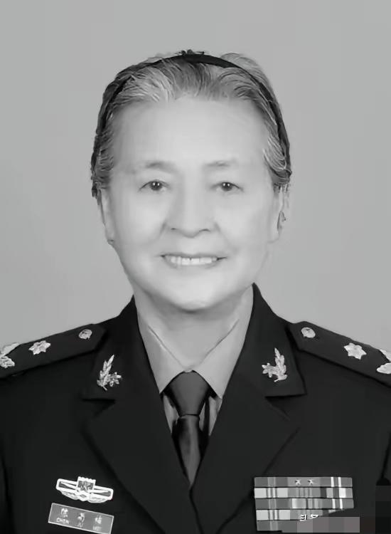 2008年的汶川地震，成都军区某位军长，猛的从凳子上站了起来，厉声训斥一名手下：