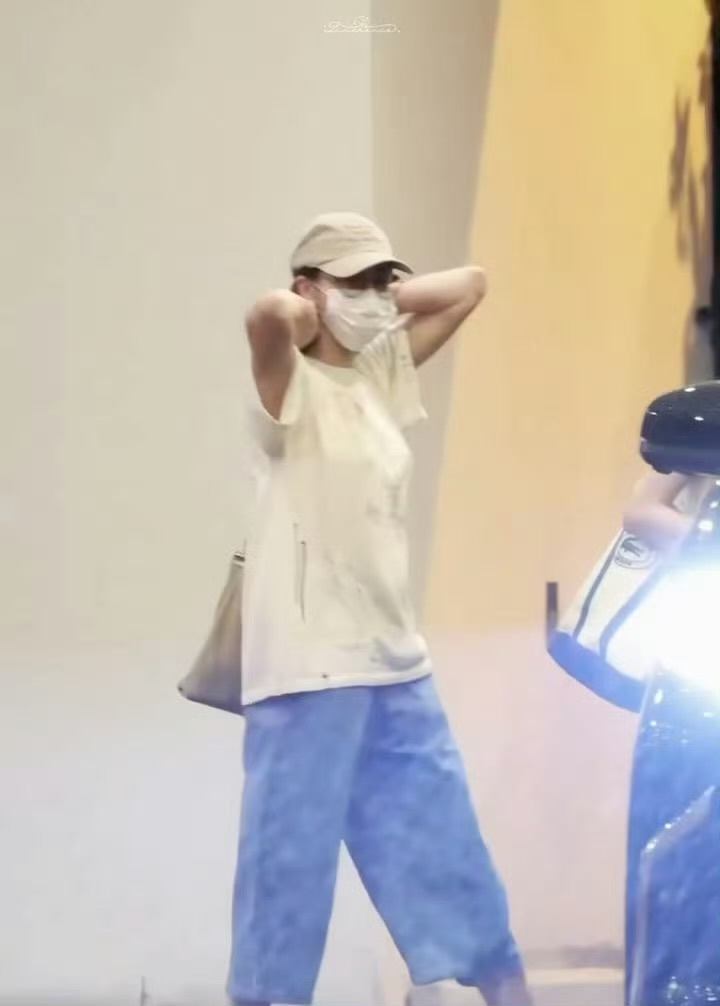 迪丽热巴手扶着脖颈迪丽热巴全程一直手扶着脖颈，是颈椎不舒服了吗？迪丽热巴