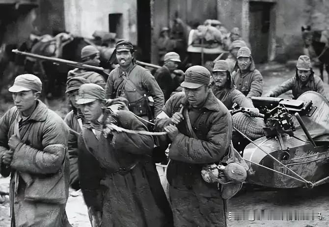 1949年，十个特务活埋了四十多个共产党，本以为自己立了大功。谁知，侧门突然闪进