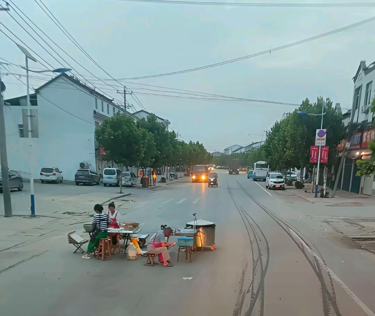 没有一台路过的车不骂他们的吧