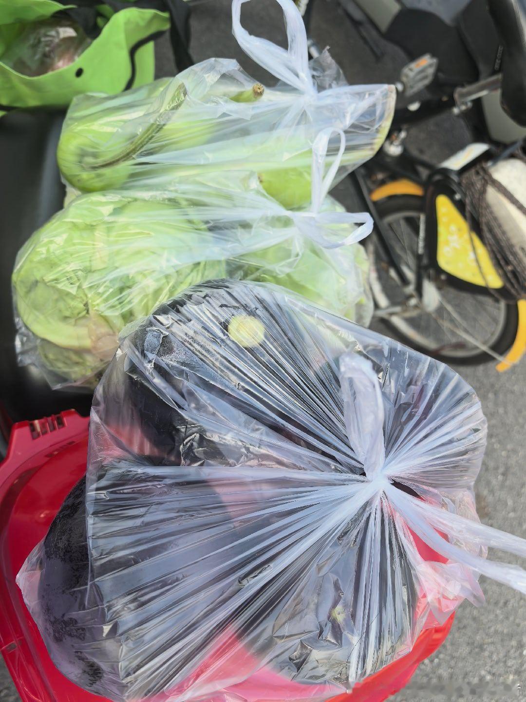 集市就这点不好， 啥都五块一堆儿