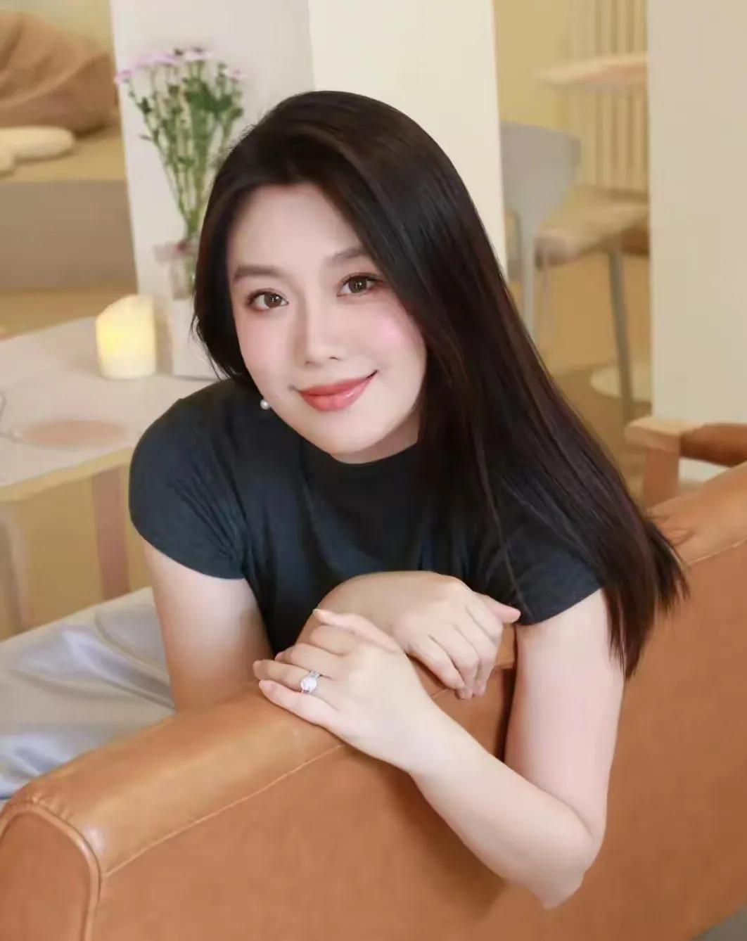 32岁的林峰独自一人，穿梭在拥挤的街头，他的心中藏着一份淡淡的孤独。事业上的瓶颈