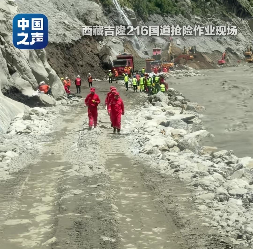 要不是媒体曝光，还真不知道这场工程抢险救援工作，任务量这么大。

G216抢通作