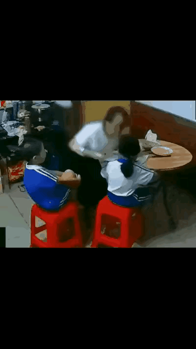 打孩子可以，但是不能这么打，这样把孩子推倒在地，脑袋碰在地上会磕坏的。
妈妈辅导