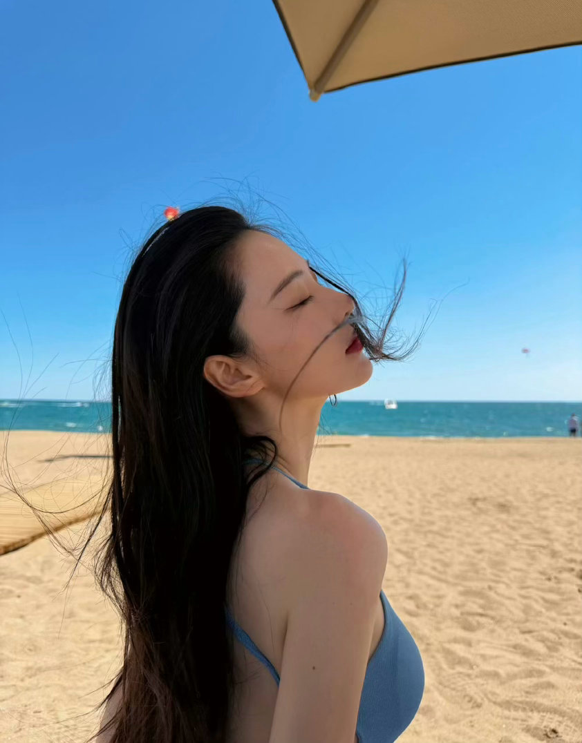 张馨予蓝色比基尼大片碧海沙滩配上蓝色穿搭，氛围感直接拉满，自在又明媚，好有松弛感