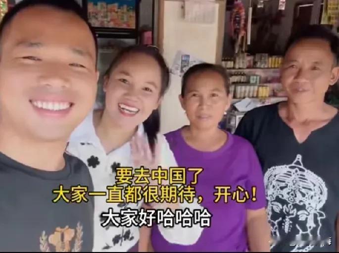 小赵和老挝媳妇赛分首次带父母来中国，在乘坐中老铁路时感慨万千，他们表示年轻时曾梦