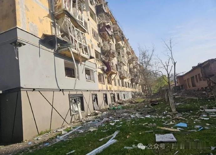 乌克兰总统泽连斯基在宣布从当地时间5月6日0时起停火以回应克宫的“胜利日停火”后