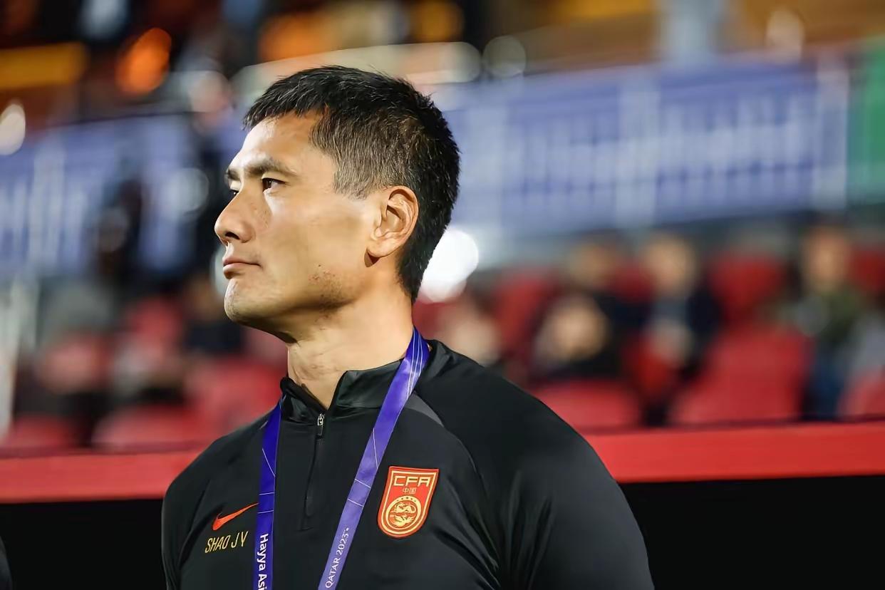 国足主帅选拔终于尘埃落定，邵佳一出任国足主帅。
邵佳一或许是历任国足主帅中最年轻