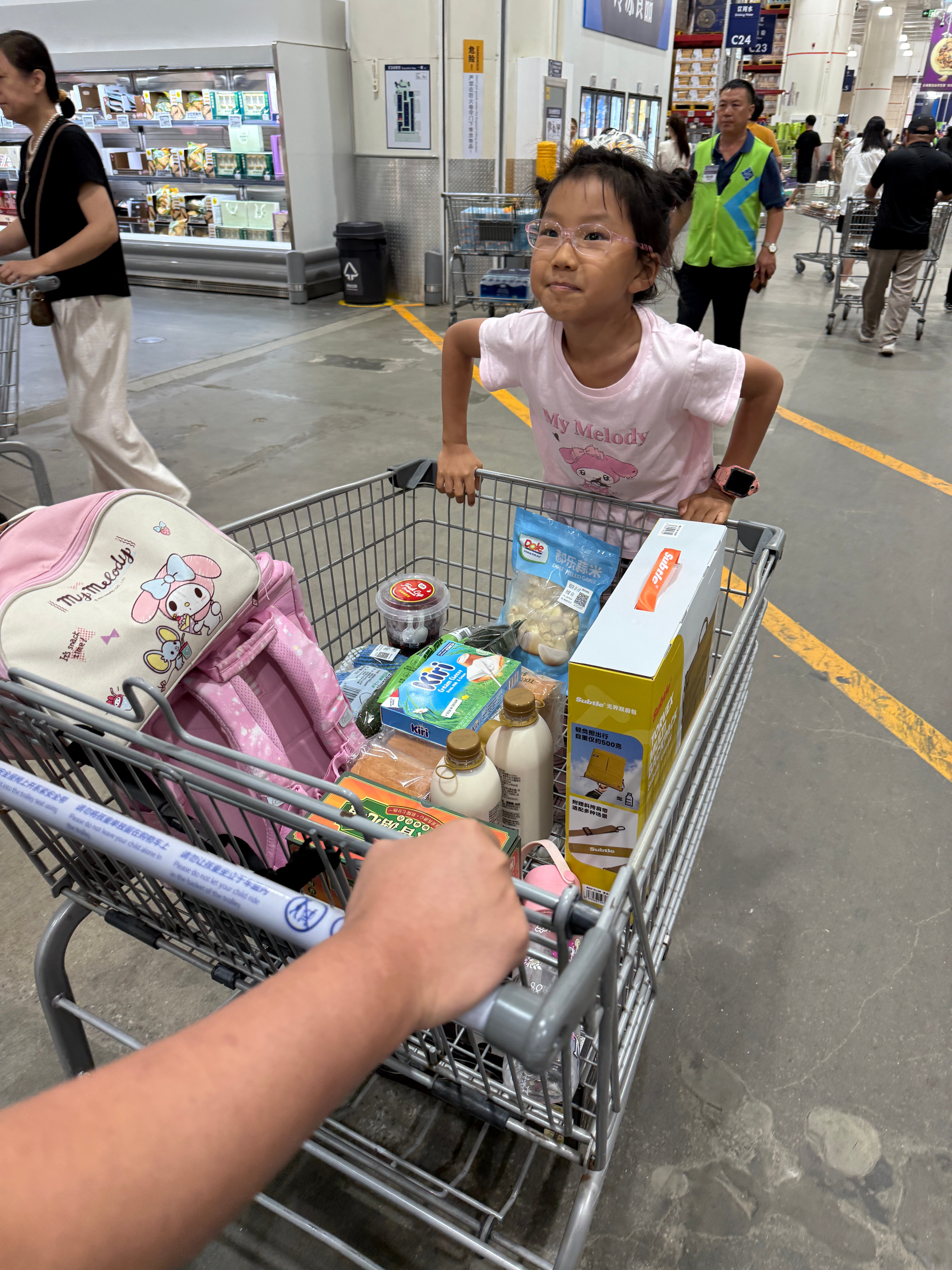 到超市这小孩就闹累要坐有试吃又自己翻下来…开学了人终于少点了，拍完广子稍微买了点