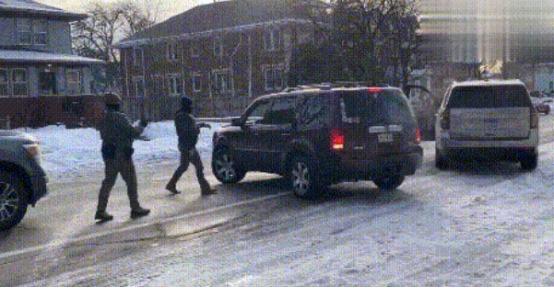 美国特工当街杀人，市长喊话ICE滚蛋，军队即将出动，内战一触即发？

当地时间1