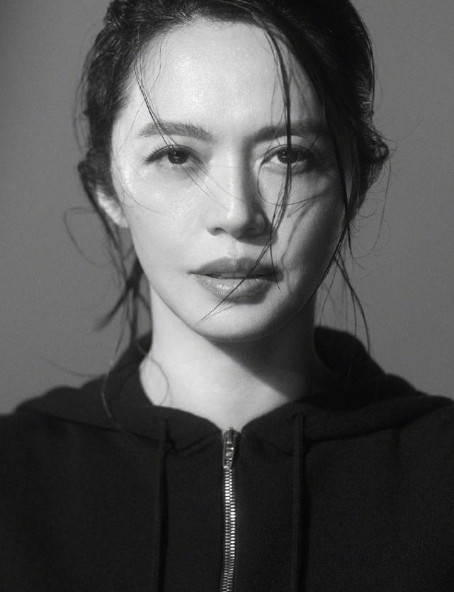 姚晨拿下巴黎世家全球广告
姚晨并非巴黎世家代言人，但是这次受邀出演了巴黎世家的全