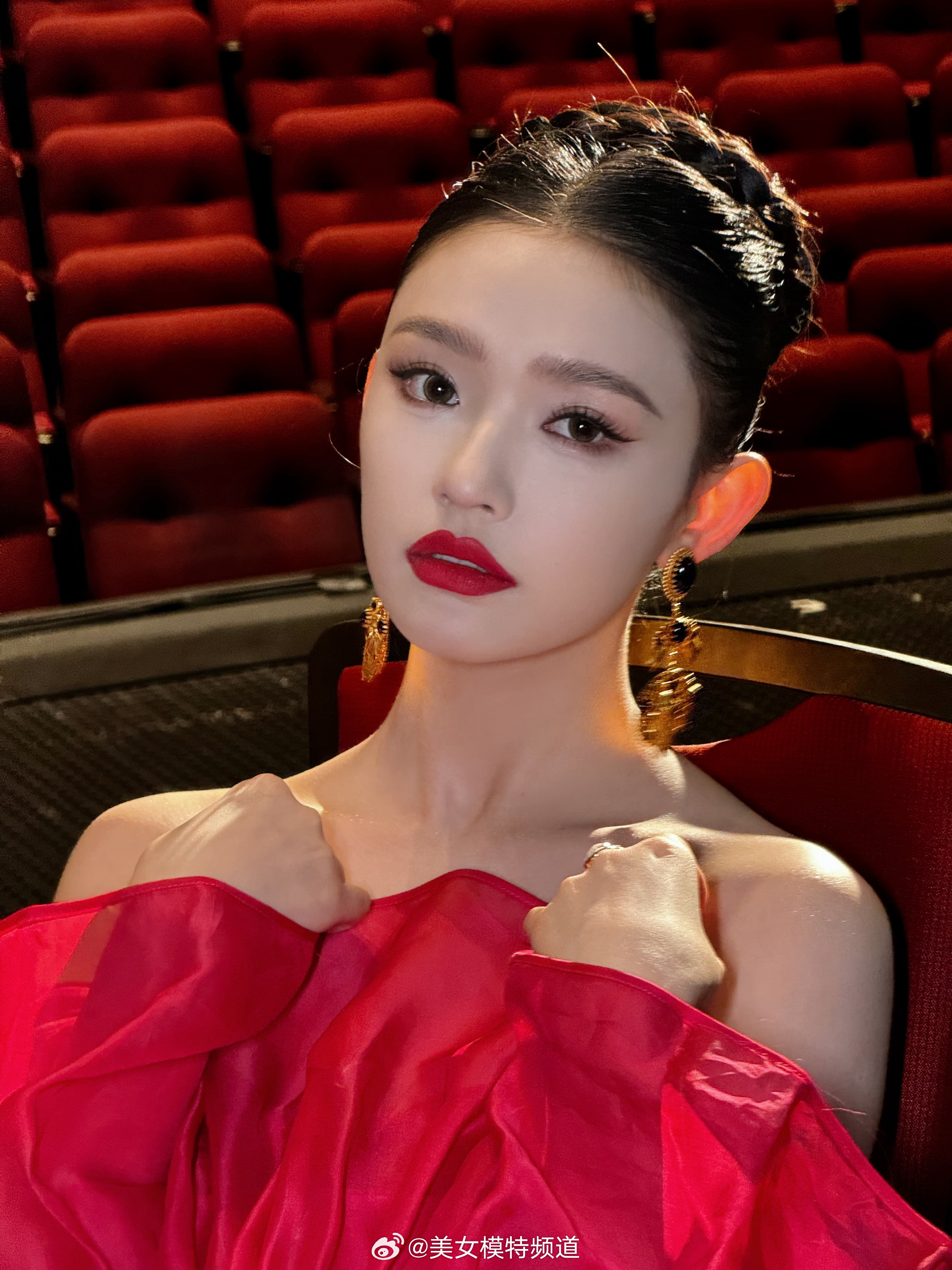 林允红色魅力迷人 