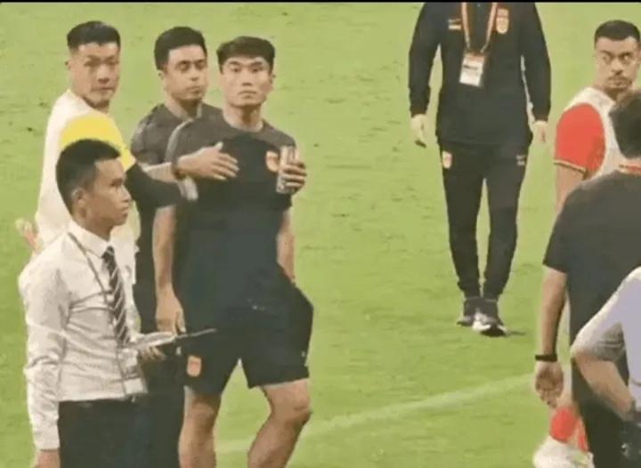 因为和马来西亚打个平手，国足被球迷一片嘘声，球迷们喊着丢人现眼这样伤人自尊心的话