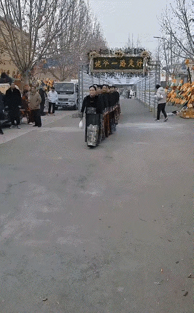 姥爷生前一定特殊爱好的吧，人回去了，还要搞这一出。也不知道是哪个地方的习俗，这么