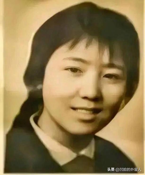 1972年，泥瓦匠张复生迎娶了女知青乔献华。新婚夜，他发现妻子的腰很粗，面对他的