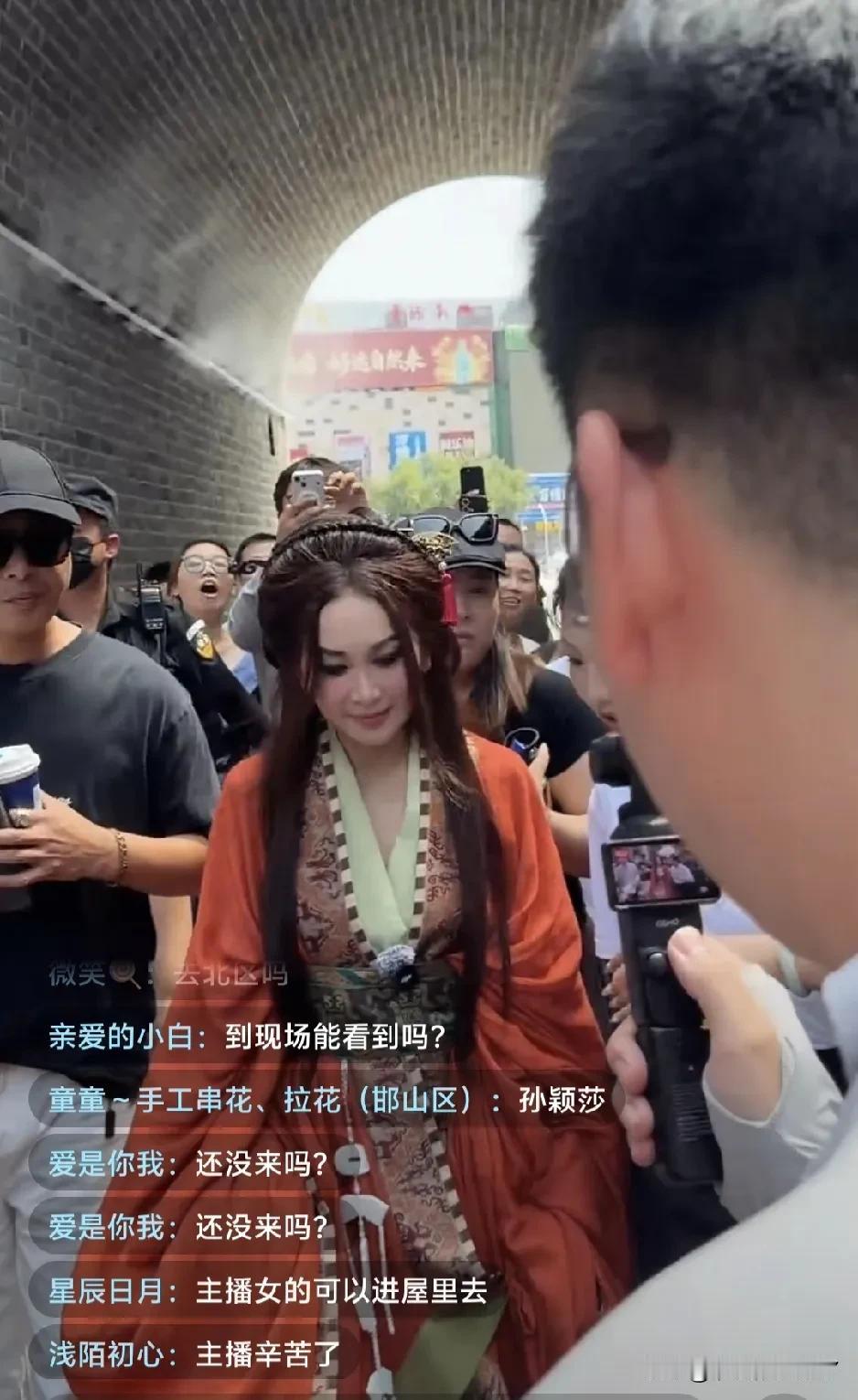 这个第二届邯郸小朋友的足球比赛要开始了，大明星温碧霞来了。
今天，她刚来到邯郸，