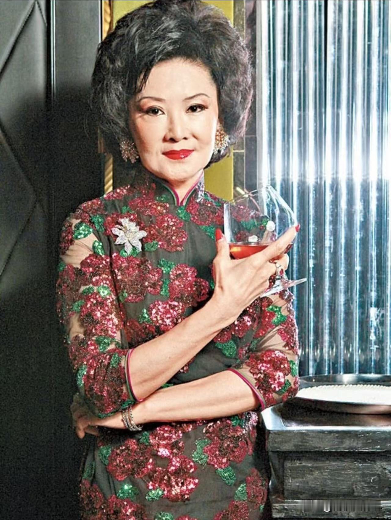 我给老公发信息问他，
苗金凤离开了，
老公你还记得她吗？
就是那个演了一辈子楚楚