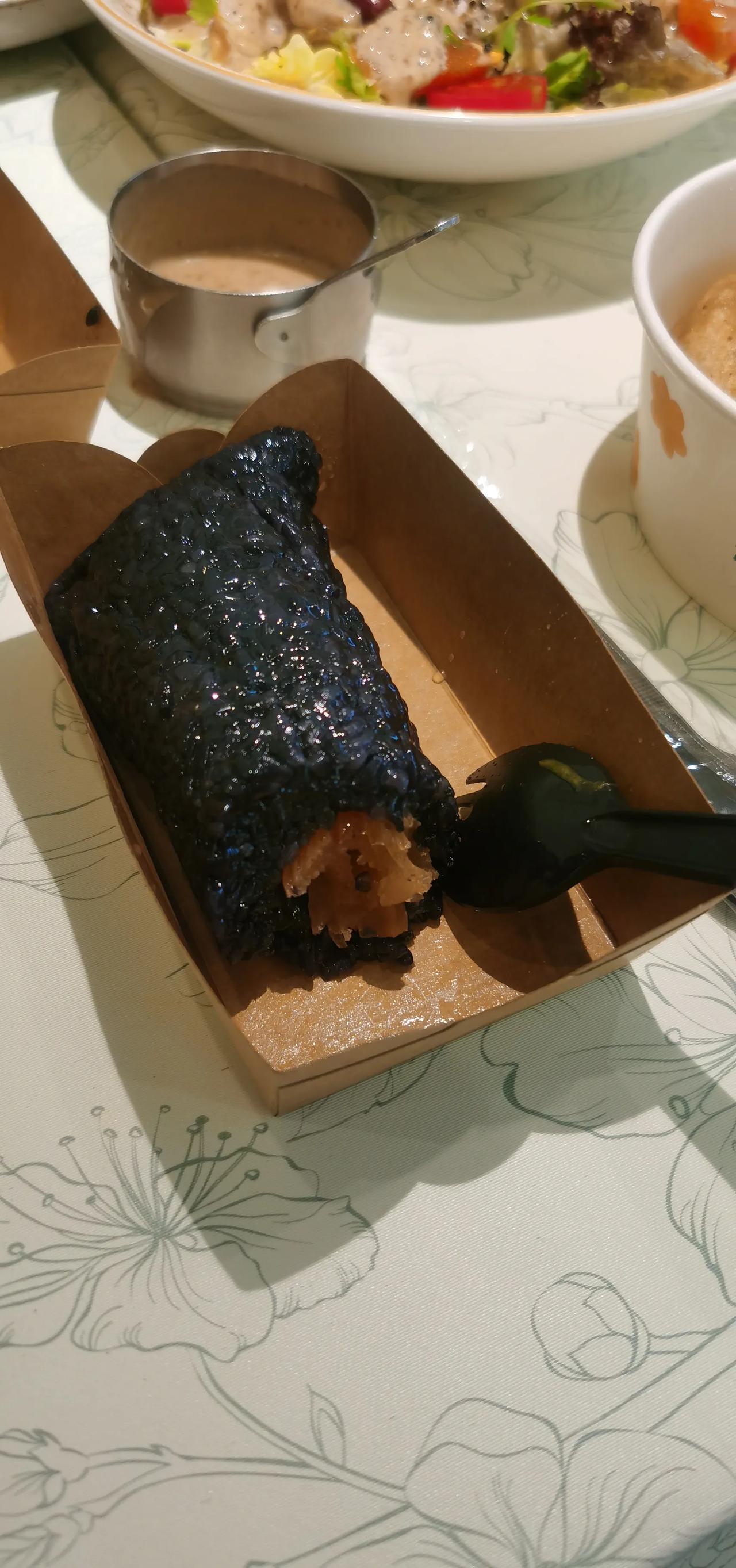 在金华买的粽子，这个米看上去黢黑黢黑的，吃起来还挺好吃的，谁知道这是什么米吗？