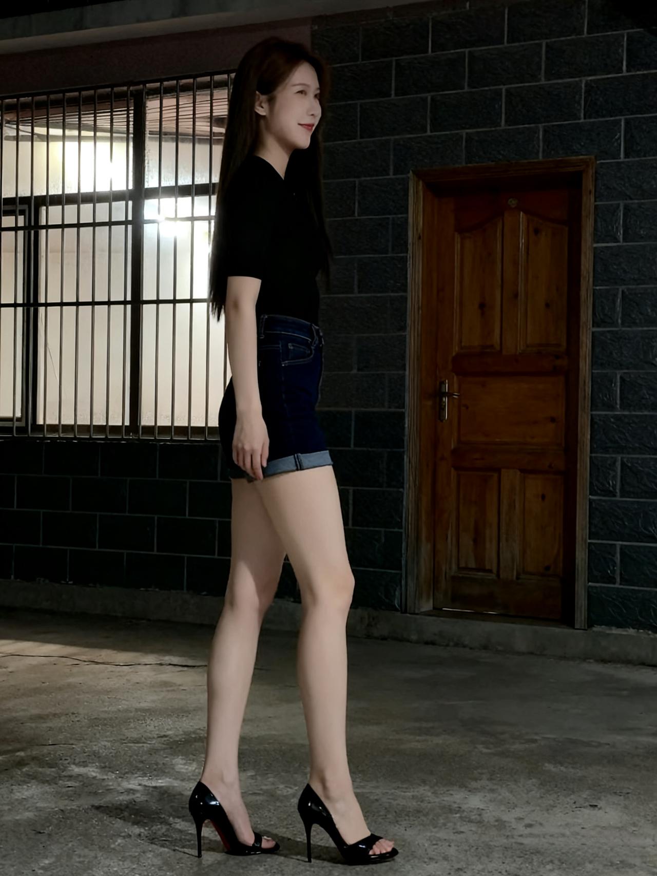 小区深夜寂无声，影动回廊踏碎星。
素手轻扶裙角软，纤腰微摆晚风清。
风摇桂影添幽