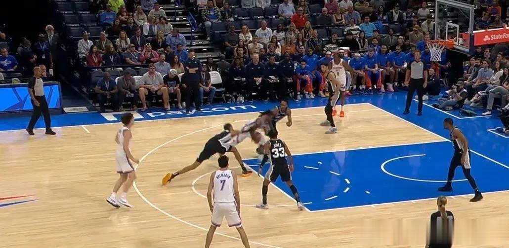 文班亚马登陆NBA后至今证明了两件事：
1. 他可以全场对位布兰登-米勒和多特级
