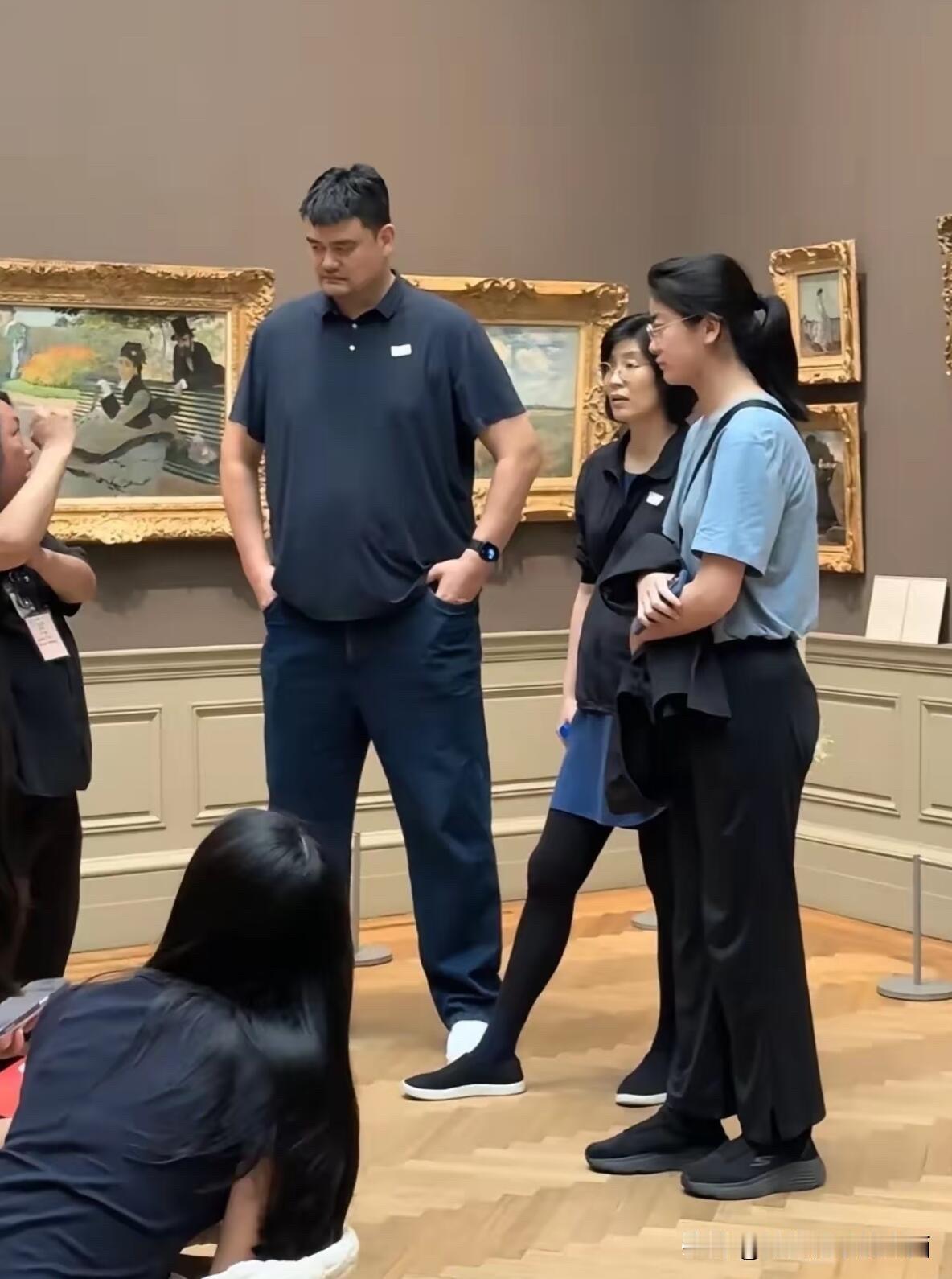 这估计是抓拍角度的问题吧，姚明和叶莉的女儿姚沁蕾站在父母的旁边，怎么看着比中间的