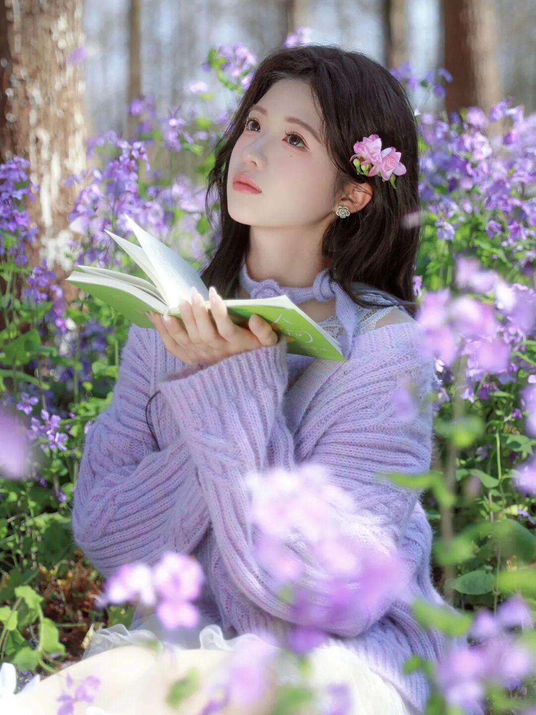 她穿着香芋紫宽松针织开衫，柔软的纹理带着慵懒感，内搭白色蕾丝小衫，露出一侧肩头，