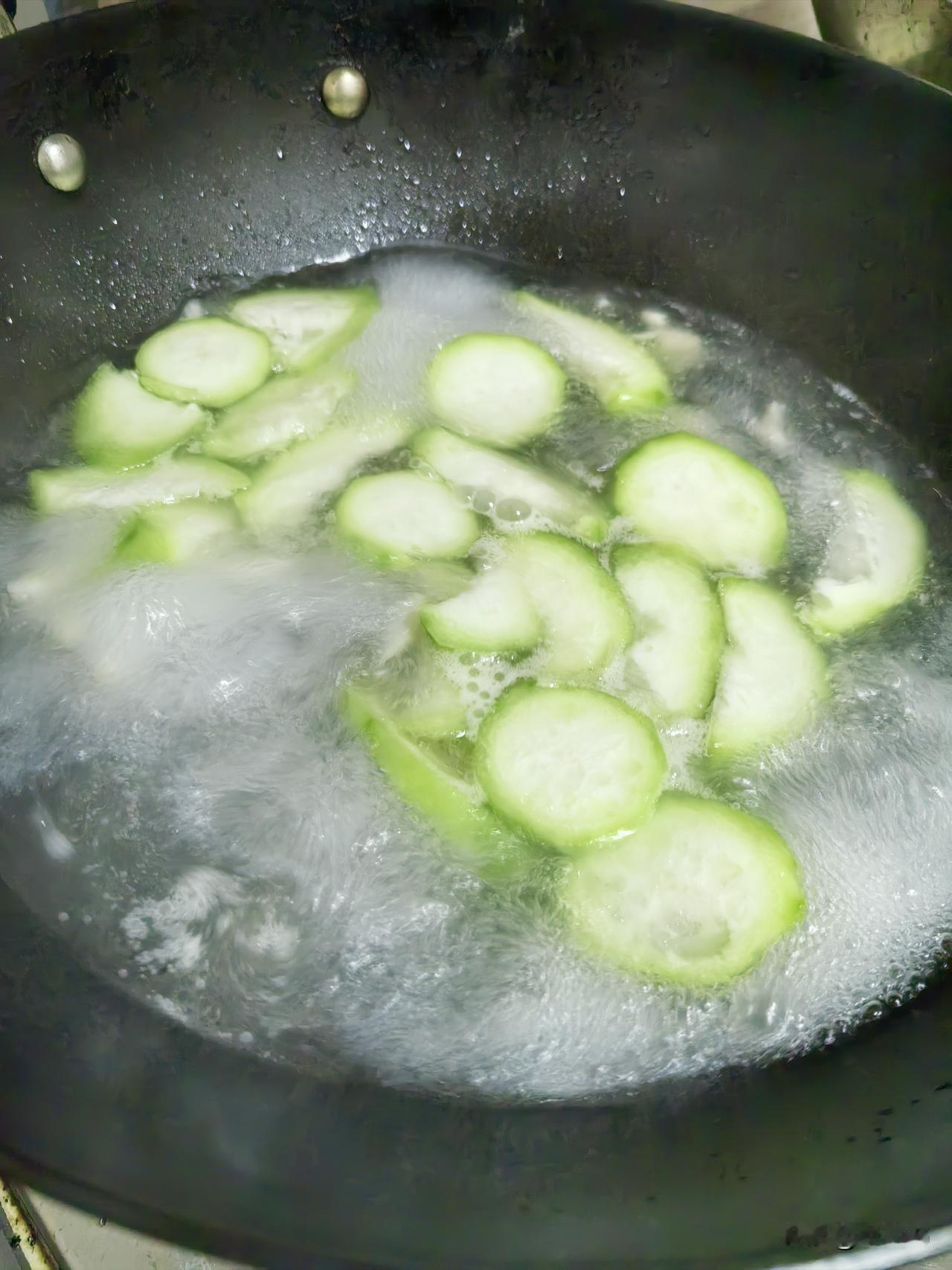 晚餐∶丝瓜瘦肉汤，节瓜炒肉。
饭后水果∶西瓜，哈密瓜。

吃跑喝足，当吃瓜群众，