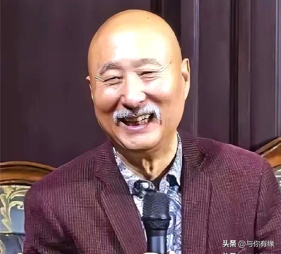 陈佩斯儿子结婚，刘晓庆甩过去一个大红包，封面上赫然写着“姑奶奶贺”。
你敢信？