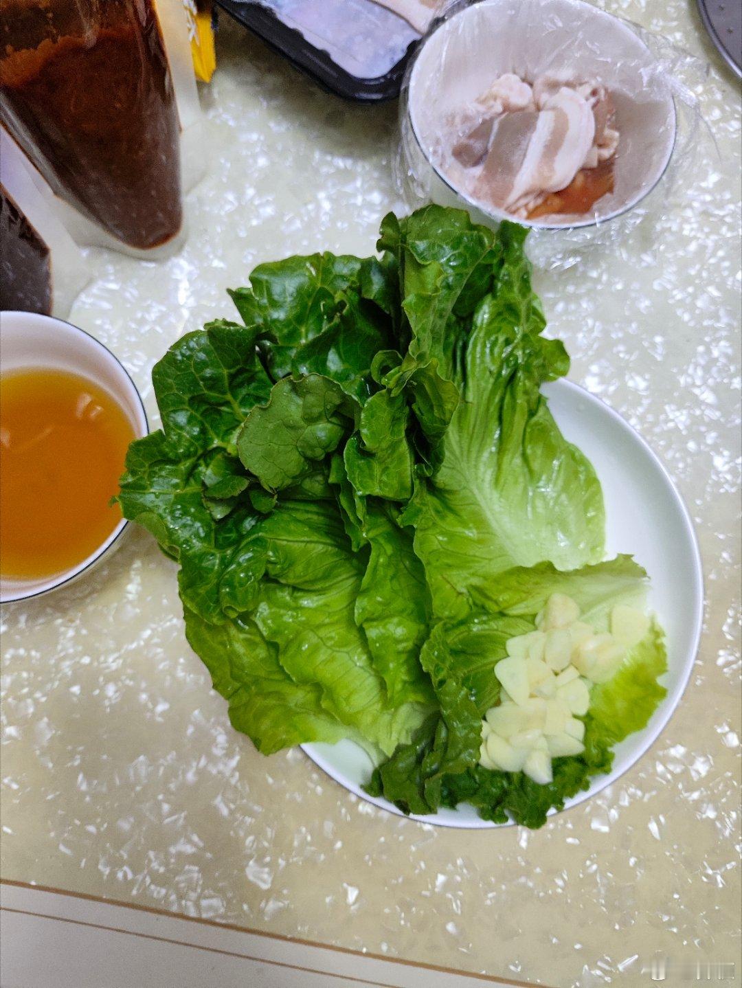 常吃的烤肉店质量越来越拉，一怒之下补怒了一下自己买了个烤锅diy烤肉吃。我比较爱