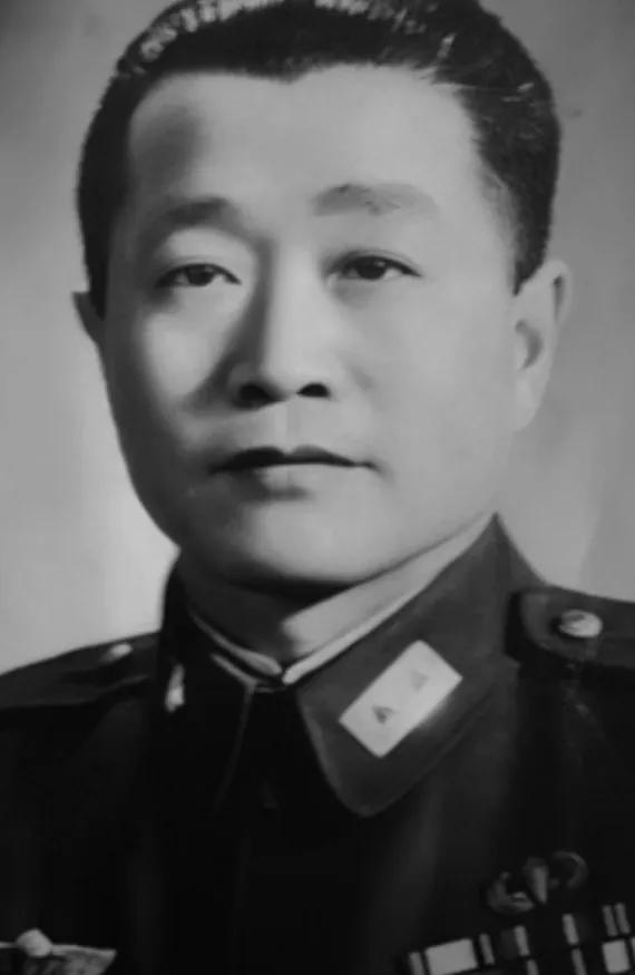 1927年，周恩来被捕，谁料，审讯他的人，竟是他的学生，他凑近周恩来，轻声说：“
