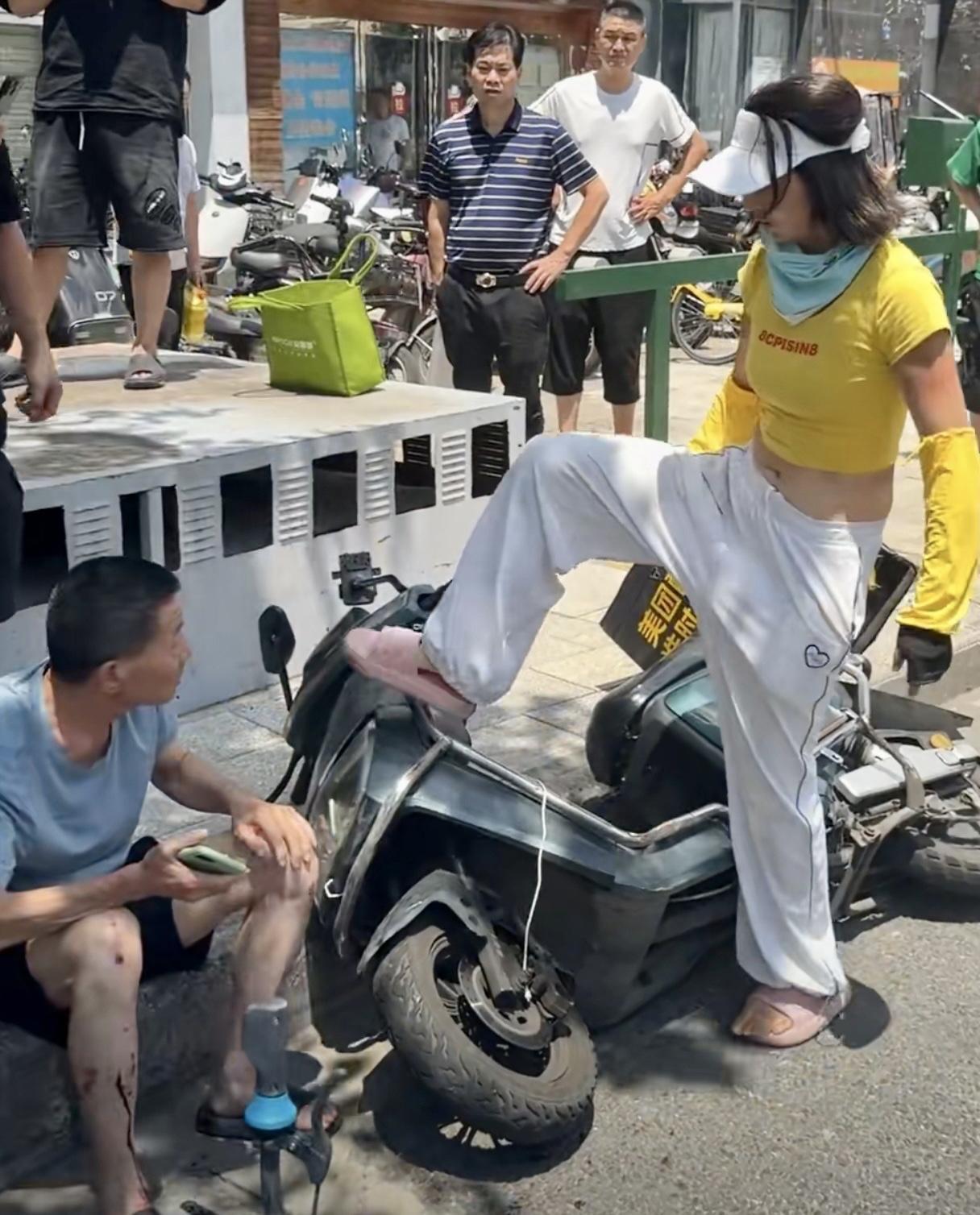 武汉黄衣“武侠仙女”脚踢老大爷，某团外卖人在家中坐锅从天上来，虽然电动车上有外卖