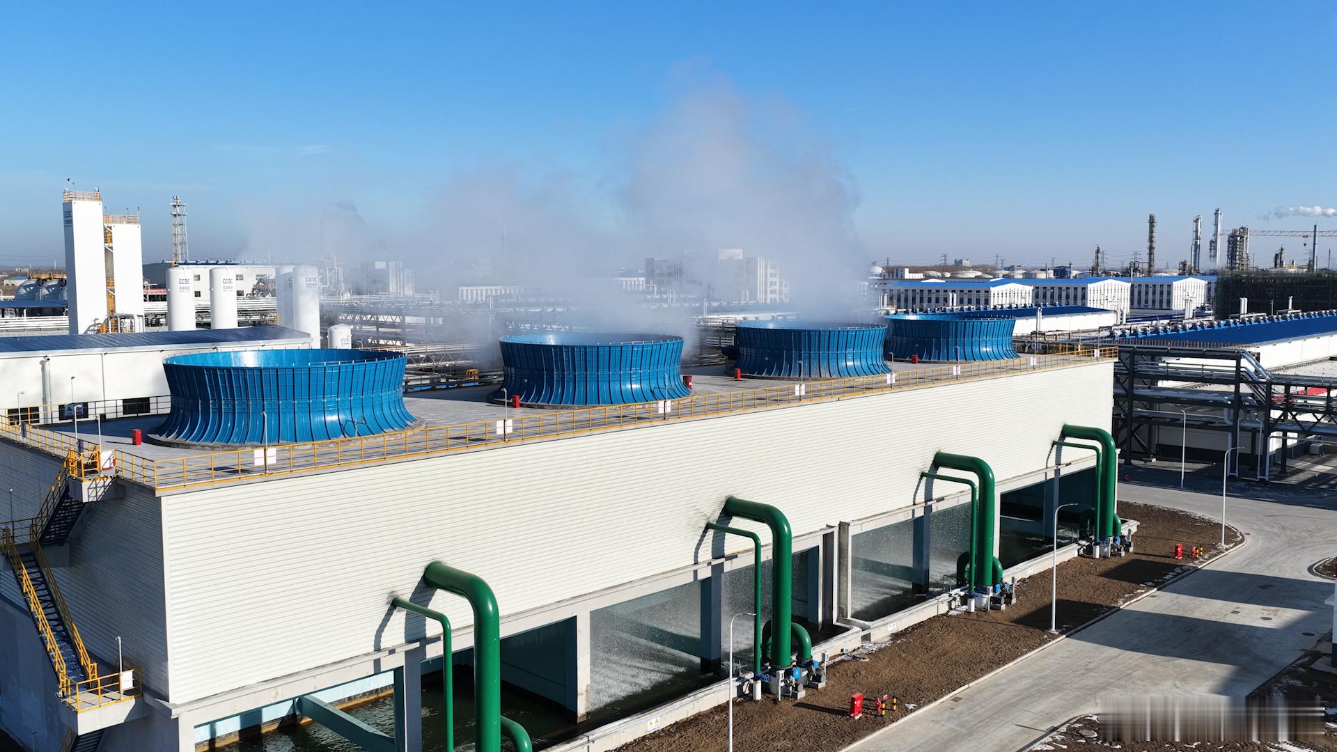 中国技术真的把西北风变成了燃料 跟着探访镜头沉浸式逛松原项目！800兆瓦风光电装